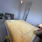 Yellow 1 Bedroom Апартаменты *