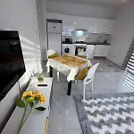Yellow 1 Bedroom Апартаменты *