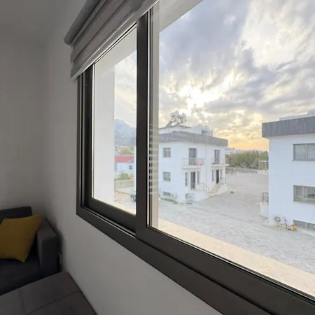 Yellow 1 Bedroom Апартаменты