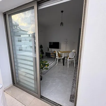 Yellow 1 Bedroom Апартаменты